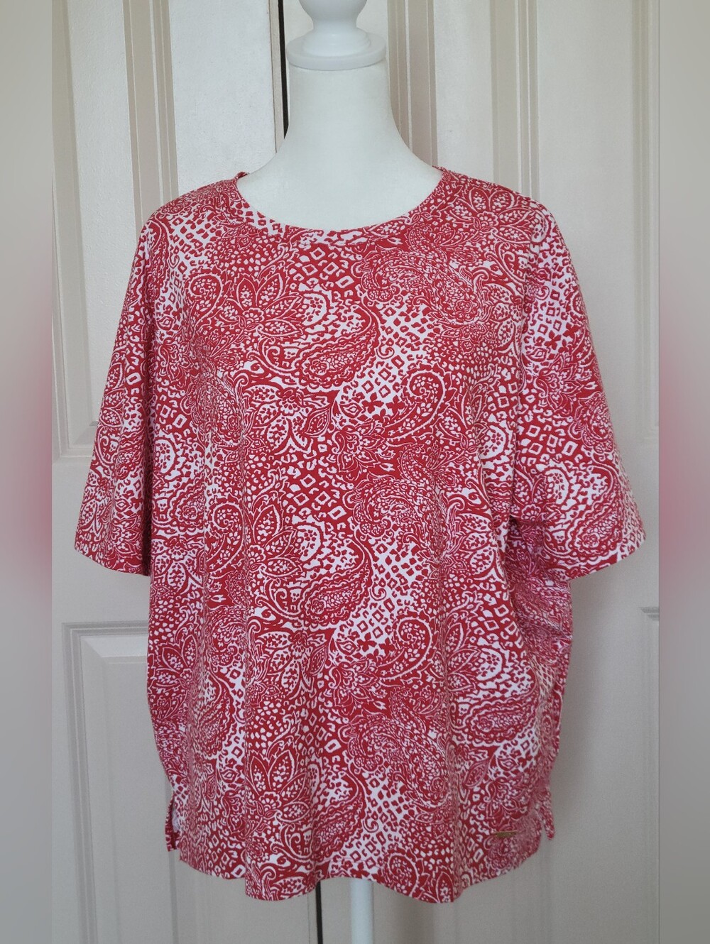 Jones New York Red and White Paisley Short Sleeve Top
